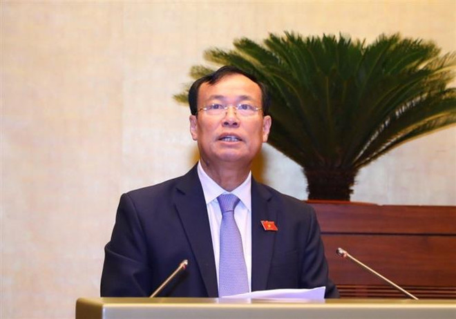 Chủ nhiệm Ủy ban Quốc phòng và An ninh của Quốc hội Lê Tấn Tới trình bày Báo cáo thẩm tra dự án Luật Đường bộ. (Ảnh: Văn Điệp/TTXVN) Nội dung ngày làm việc cuối của đợt 1 Kỳ họp thứ 6 Quốc hội khóa XV ảnh 3
