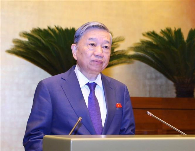 Bộ trưởng Bộ Công an Tô Lâm trình bày Tờ trình về dự án Luật Trật tự, an toàn giao thông đường bộ. (Ảnh: Văn Điệp/TTXVN) Nội dung ngày làm việc cuối của đợt 1 Kỳ họp thứ 6 Quốc hội khóa XV ảnh 4