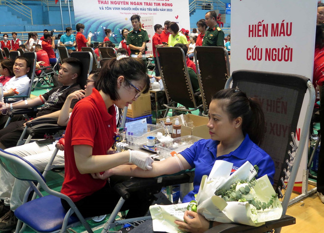 Nhiều thanh niên tham gia hiến máu. (Ảnh: Quân Trang/TTXVN) ttxvn_2506_hien mau (2).jpg