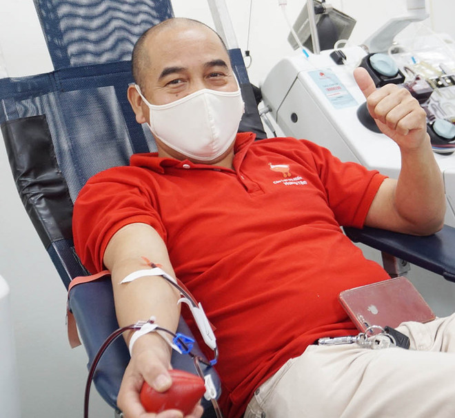 Anh Khánh trong lần hiến tiểu cầu thứ 100 tại Viện Huyết học-Truyền máu Trung ương. (Nguồn: Viện Huyết học-Truyền máu Trung ương) 2506_Nguyen-Van-Khanh-100-lan-hien-mau-4.jpg