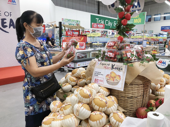 Trái cây nhập khẩu bày bán tại siêu thị ở Thành phố Hồ Chí Minh. (Ảnh: Mỹ Phương/TTXVN) ttxvn_2506_kiem dich (3).jpg
