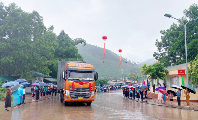 Các xe hàng xuất, nhập khẩu được thông quan qua cặp cửa khẩu song phương Hoành Mô (Việt Nam)-Động Trung (Trung Quốc). (Ảnh: Thanh Vân/TTXVN) ttxvn_2506_binh lieu dai trung (2).jpg