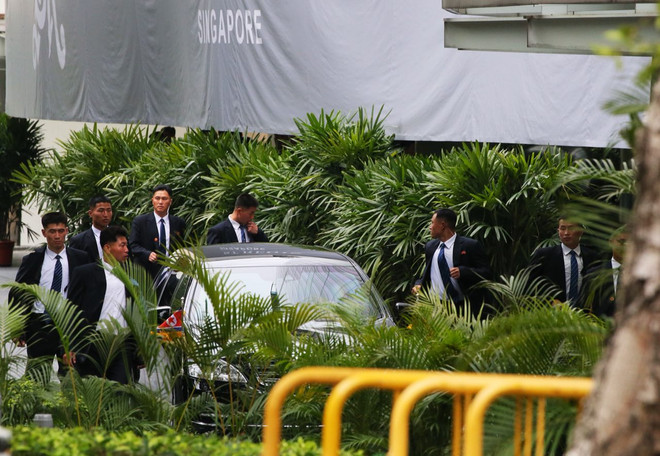 Dàn vệ sỹ 'mặt lạnh như băng' theo sát ông Kim Jong un tại Singapore ảnh 2