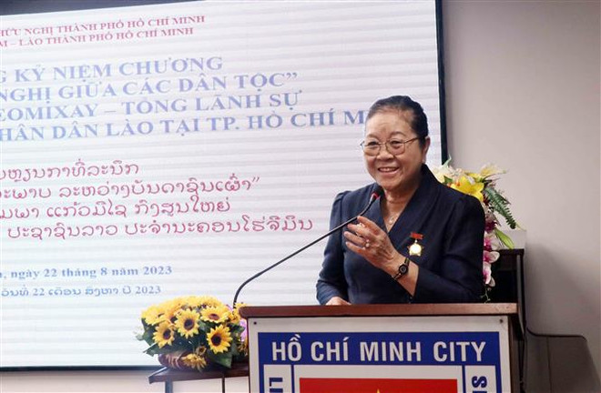 Trao Kỷ niệm chương Vì hòa bình tặng Tổng Lãnh sự Lào tại TP.HCM ảnh 2
