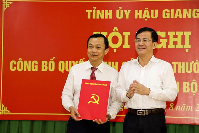 Trao quyết định đối với ông Lê Công Khanh, Tỉnh ủy viên, thôi giữ chức Giám đốc Sở Văn hóa, Thể thao và Du lịch; điều động, chỉ định giữ chức Bí thư Đảng đoàn, giới thiệu bầu giữ chức Chủ tịch Liên đoàn Lao động tỉnh nhiệm kỳ 2018-2023. (Ảnh: Duy Khương/TTXVN) Hậu Giang: Điều động, bổ nhiệm nhiều cán bộ chủ chốt cấp sở ảnh 1