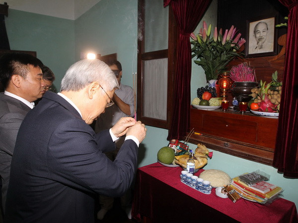 Tổng Bí thư Nguyễn Phú Trọng dâng hương tưởng niệm Bác Hồ ảnh 1