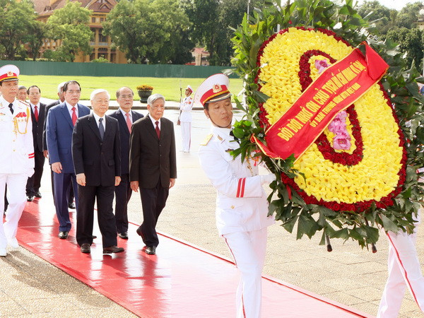 Lãnh đạo Đảng, Nhà nước vào Lăng viếng Chủ tịch Hồ Chí Minh ảnh 1