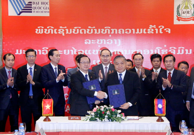 Phó giáo sư-tiến sỹ Huỳnh Thành Đạt, Giám đốc Đại học Quốc gia TP Hồ Chí Minh và giáo sư-tiến sỹ Somsy Gnophanxay, Giám đốc Đại học Quốc gia Lào trao Biên bản ghi nhớ. (Ảnh: Phạm Kiên/Vietnam+) Đại học Quốc gia TP.HCM và Đại học Quốc gia Lào tăng cường hợp tác ảnh 1