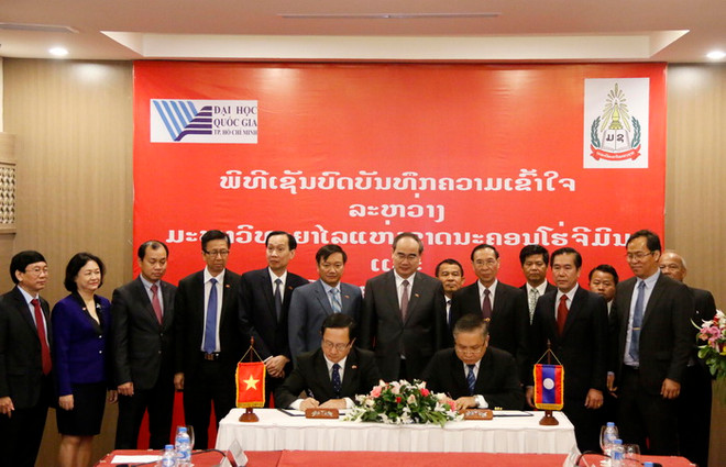 Phó giáo sư-tiến sỹ Huỳnh Thành Đạt, Giám đốc Đại học Quốc gia TP Hồ Chí Minh và giáo sư-tiến sỹ Somsy Gnophanxay, Giám đốc Đại học Quốc gia Lào ký Biên bản ghi nhớ. (Ảnh: Phạm Kiên/Vietnam+) Đại học Quốc gia TP.HCM và Đại học Quốc gia Lào tăng cường hợp tác ảnh 2