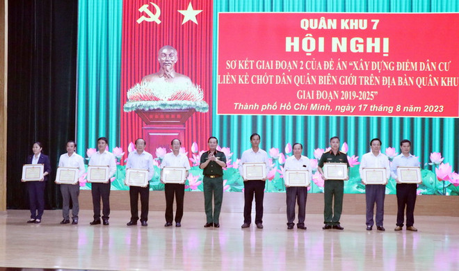 Xây dựng cơ sở hạ tầng cùng dân biên giới bảo vệ biên cương Tổ quốc ảnh 2