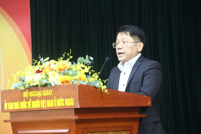 Phó Chủ nhiệm Thường trực Ủy ban Nhà nước về người Việt Nam ở nước ngoài Ngô Trịnh Hà trình bày Báo cáo trung tâm của Ban cán sự đảng Bộ Ngoại giao. Tăng cường công tác đại đoàn kết với người Việt Nam ở nước ngoài ảnh 2