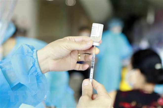 Chuẩn bị tiêm vaccine phòng dịch COVID-19 cho trẻ từ 5 đến dưới 12 tuổi. (Ảnh: Hoàng Hùng/TTXVN) Đồng Nai: Tăng cường tiêm vaccine phòng COVID-19 cho người lao động ảnh 1