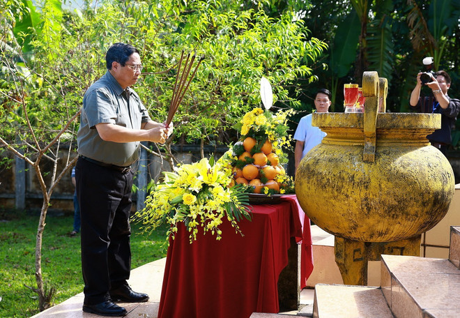 Thủ tướng Phạm Minh Chính dâng hương tại Đài tưởng niệm Chiến khu căn cứ cách mạng Giằng Sèo. (Ảnh: Dương Giang/TTXVN) ttxvn_thu tuong o Hoa binh.jpg