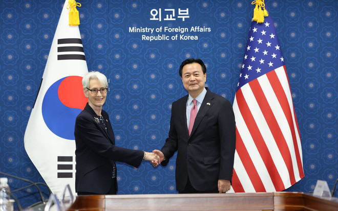 Thứ trưởng Ngoại giao Hàn Quốc Cho Hyun-dong (phải) và Thứ trưởng Ngoại giao Mỹ Wendy Sherman tại Seoul. (Nguồn: Yonhap) Hàn Quốc và Mỹ tiến hành nhóm họp cấp cao về Triều Tiên ảnh 1