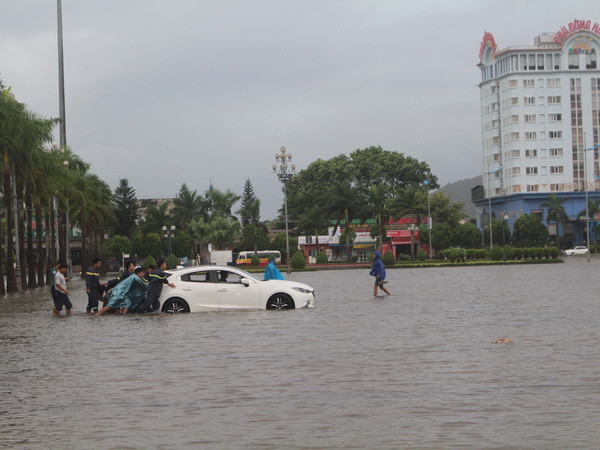 Áp thấp nhiệt đới vào sâu đất liền và suy yếu, đề phòng lũ quét ảnh 1