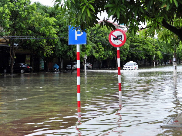 Mưa to, nhiều tuyến đường và khu dân cư ở thành phố Vinh ngập sâu ảnh 1