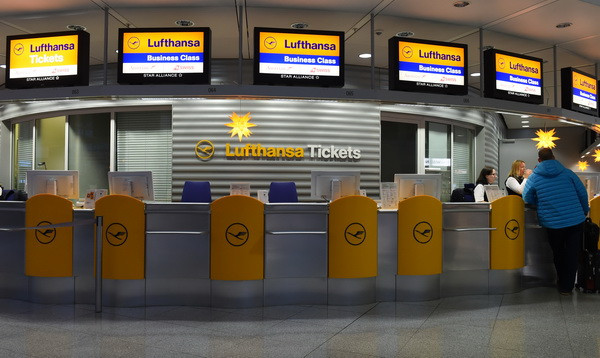 Cảnh vắng vẻ tại quầy làm thủ tục của hãng hàng không Lufthansa tại sân bay Franz-Josef-Strauss ở Munich, Đức. (Nguồn: AFP/TTXVN) Đàm phán thất bại, phi công hãng Lufthansa tiếp tục đình công ảnh 1