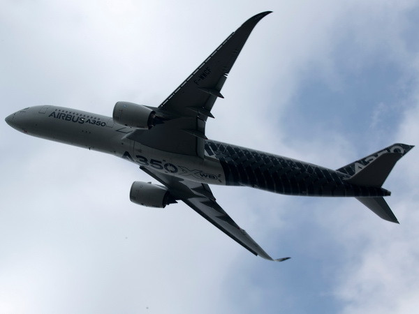 Máy bay Airbus A350. (Nguồn: AFP/TTXVN) Hãng máy bay Airbus thông báo sẽ cắt giảm hơn 1.000 việc làm ảnh 1