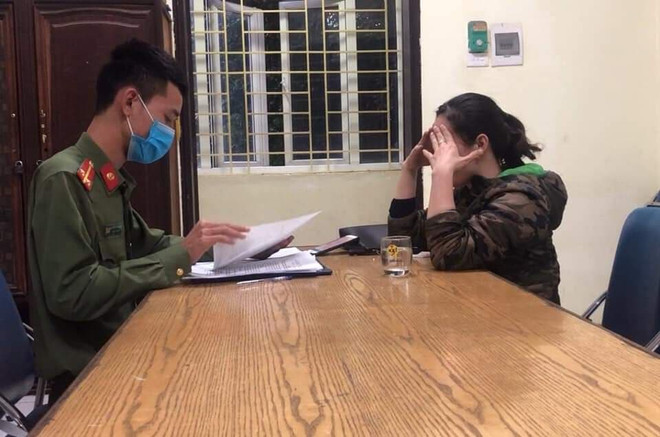 Chủ tài khoản Facebook được mời đến cơ quan chức năng làm việc. (Ảnh: CTV/Vietnam+) Xử phạt người tung tin 'nhóm máu O không nhiễm COVID-19' ảnh 1