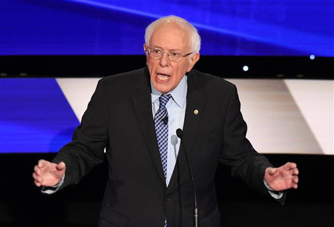 Thượng nghị sỹ độc lập bang Vermont Bernie Sanders phát biểu tại buổi tranh luận trực tiếp trên truyền hình lần thứ 7 ở Des Moines, bang Iowa, Mỹ. (Ảnh: AFP/TTXVN) Bầu cử Mỹ 2020: Ông Sanders giành chiến thắng tại bang New Hampshire ảnh 1