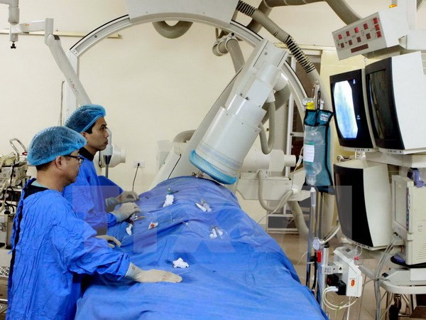 Phẫu thuật lấy viên đá nằm trong mũi bệnh nhân gần 80 năm ảnh 1