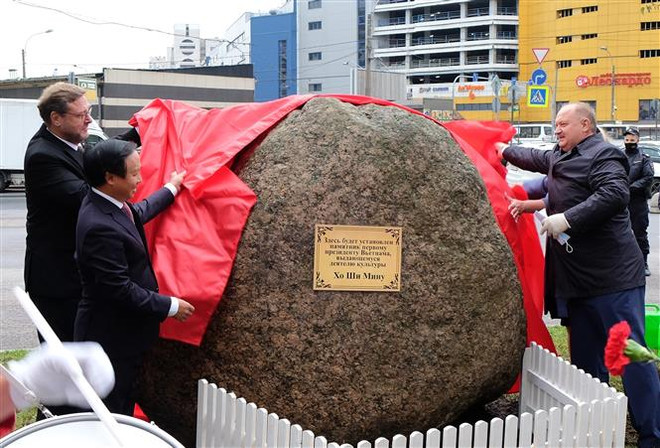 Đặt phiến đá tại vị trí dự kiến xây tượng đài Bác Hồ ở St. Petersburg ảnh 1