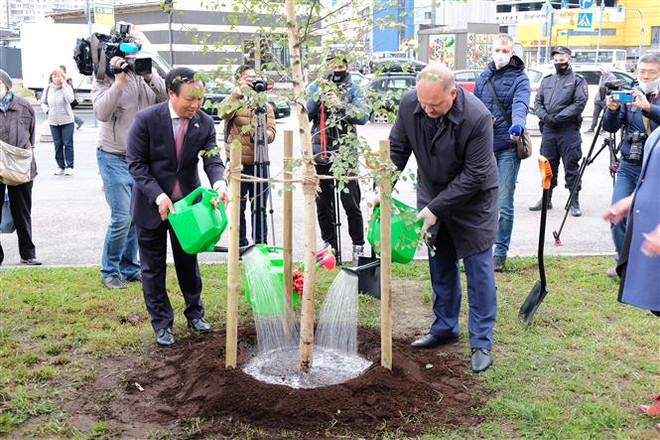 Đặt phiến đá tại vị trí dự kiến xây tượng đài Bác Hồ ở St. Petersburg ảnh 3