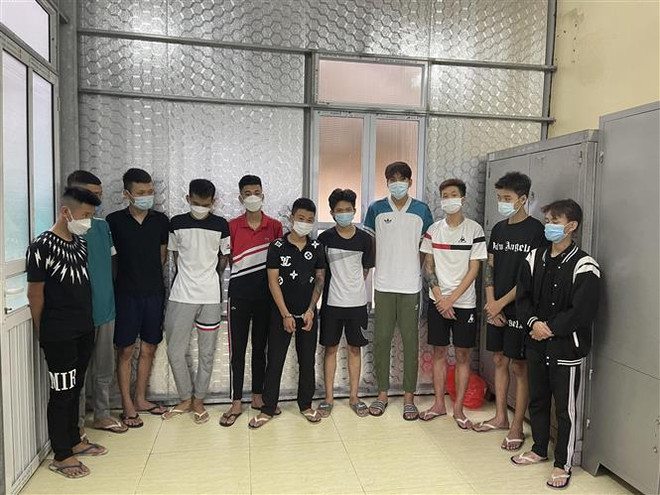 Các đối tượng trong vụ giết người, gây rối trật tự công cộng bị bắt giữ. (Ảnh: TTXVN phát) Thanh Hóa: Bắt 11 đối tượng giết người, gây rối trật tự công cộng ảnh 1