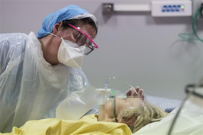 Nhân viên y tế điều trị cho bệnh nhân COVID-19 tại bệnh viện ở Colmar, Pháp. (Ảnh: AFP/TTXVN) Châu Âu tiếp tục căng thẳng vì đại dịch COVID-19 ảnh 3