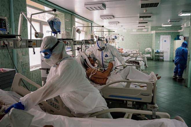 Nhân viên y tế điều trị cho bệnh nhân COVID-19 tại bệnh viện ở Moskva, Nga. (Ảnh: AFP/TTXVN) Nga xây dựng hệ thống quốc gia đối phó với các bệnh truyền nhiễm mới ảnh 1