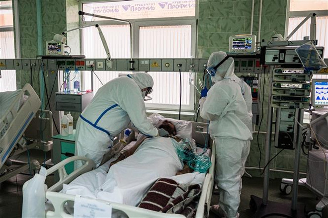 Nhân viên y tế điều trị cho bệnh nhân COVID-19 tại bệnh viện ở Moskva, Nga. (Ảnh: AFP/TTXVN) Châu Âu tiếp tục căng thẳng vì đại dịch COVID-19 ảnh 1