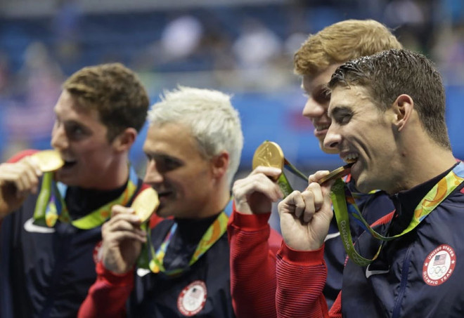 Vì sao các vận động viên Olympic thi nhau cắn huy chương? ảnh 2