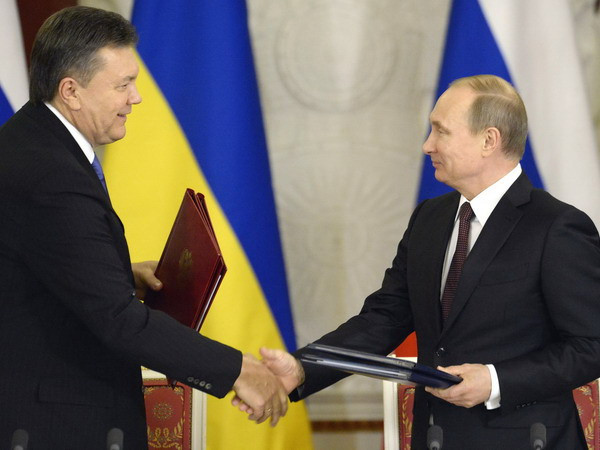 Tổng thống Nga Vladimir Putin (phải) và Tổng thống Ukraine Viktor Yanukovych trao đổi văn kiện tăng cường hợp tác song phương tại Moscow ngày 17/12. (Nguồn: AFP/TTXVN) Ukraine khẳng định xung đột khí đốt với Nga được loại trừ ảnh 1