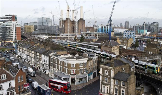 Một công trường xây dựng tại London, Anh. (Ảnh: AFP/TTXVN) Lộ những "vết nứt" trên thị trường bất động sản thương mại châu Âu ảnh 1