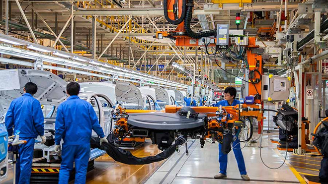 Công nhân Trung Quốc làm việc trong nhà máy lắp ráp ôtô của Trung Quốc. (Nguồn: China Briefing) Thị trường Trung Quốc vẫn là 'miền đất hứa' của các công ty Đức ảnh 1