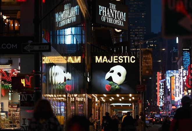 Biển quảng cáo vở nhạc kịch "Bóng ma trong nhà hát" của sân khấu Broadway tại Quảng trường Thời đại ở New York, Mỹ. (Ảnh: AFP/TTXVN) "Bóng ma trong nhà hát" hạ màn lần cuối sau 35 năm tỏa sáng ảnh 1