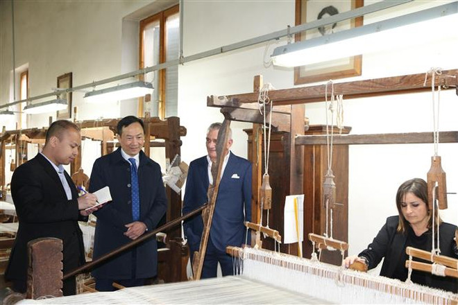 Đại sứ Dương Hải Hưng tham quan nhà máy dệt Tela Umbria. (Ảnh: Thanh Hải-Trường Dụy/TTXVN) Cơ hội vàng cho hợp tác giữa Việt Nam với vùng Umbria của Italy ảnh 4
