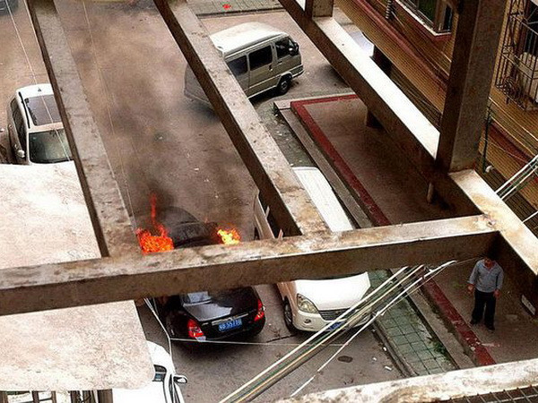 Một người đàn ông định thiêu chết bạn gái đang có mang ảnh 1