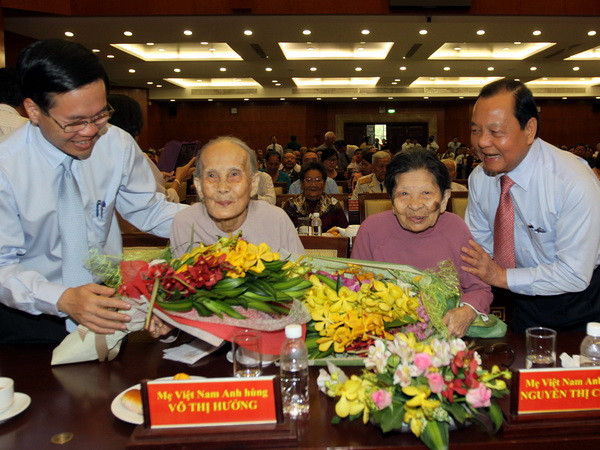 Lãnh đạo TP.HCM gặp gỡ các gia đình chính sách tiêu biểu ảnh 1