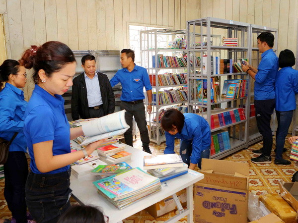 Trao ''Tủ sách Đinh Hữu Dư'' tặng học sinh vùng cao Yên Bái ảnh 1