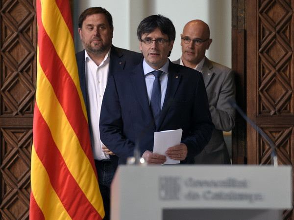 Tây Ban Nha phát lệnh bắt các thành viên chính quyền cũ của Catalonia ảnh 1