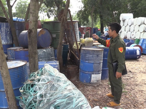 Phát hiện hàng ngàn thùng phi chứa dầu nhớt chưa qua xử lý ảnh 1