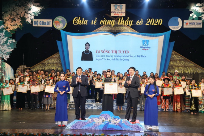 Ủy viên Bộ Chính trị, Bí thư Trung ương Đảng, Trưởng Ban Tuyên giáo Trung ương Võ Văn Thưởng ( bên phải) và Ủy viên Trung ương Đảng, Chủ tịch Hội đồng Dân tộc của Quốc hội Hà Ngọc Chiến trao Bằng khen tặng các thầy cô giáo được tuyên dương. (Ảnh: Văn Điệp/TTXVN) Tuyên dương 63 nhà giáo tiêu biểu là người dân tộc thiểu số ảnh 2