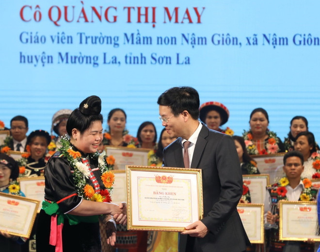 Ủy viên Bộ Chính trị, Bí thư Trung ương Đảng, Trưởng Ban Tuyên giáo Trung ương Võ Văn Thưởng trao Bằng khen tặng các thầy cô giáo được tuyên dương. (Ảnh: Văn Điệp/TTXVN) Tuyên dương 63 nhà giáo tiêu biểu là người dân tộc thiểu số ảnh 1