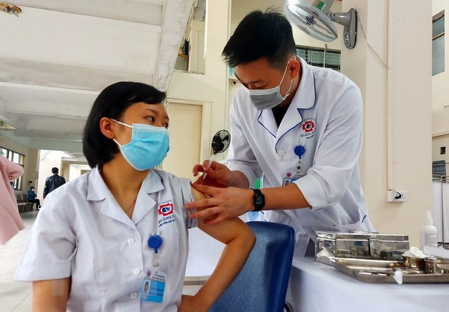 Ưu tiên tiêm mũi 3 vaccine phòng COVID-19 cho đội ngũ y tế làm nhiệm vụ tuyến đầu. (Ảnh: Văn Đức/TTXVN) Quỹ vaccine phòng COVID-19 đã tiếp nhận hơn 8.800 tỷ đồng ảnh 1