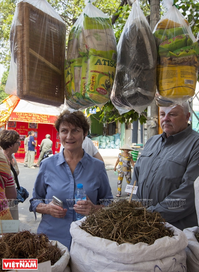 Tuần lễ Đông y trên phố cổ Sài Gòn thu hút nhiều du khách quốc tế ảnh 3