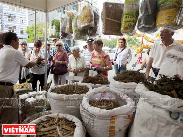 Tuần lễ Đông y trên phố cổ Sài Gòn thu hút nhiều du khách quốc tế ảnh 2