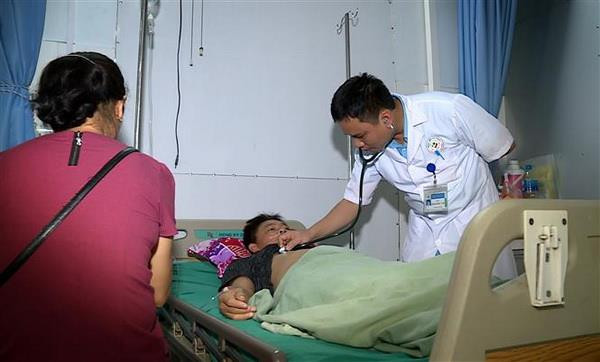 Bệnh nhân Đoàn Đình Luận đang được cấp cứu tại Bệnh viện đa khoa tỉnh Tuyên Quang. (Ảnh: TTXVN/phát) Uống rượu ngâm củ ấu tẩu, 2 người nhập viện trong tình trạng nguy kịch ảnh 1