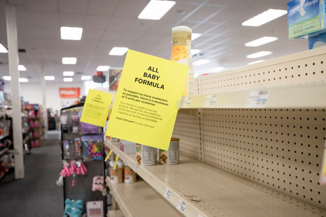 Kệ sữa bột trống trơn tại một siêu thị ở San Antonio, Texas, Mỹ ngày 10/5/2022. (Ảnh: Reuters) Liệu nước Mỹ có tiếp tục ủng hộ thương mại toàn cầu? ảnh 1