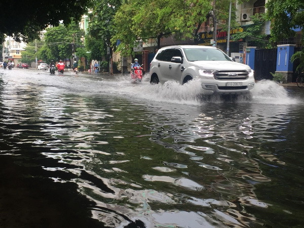 Thành phố Hồ Chí Minh lại biến thành sông sau cơn mưa lớn ảnh 1